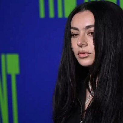 Charli XCX afirma que uma musicista que quer atuar é inerentemente constrangedora