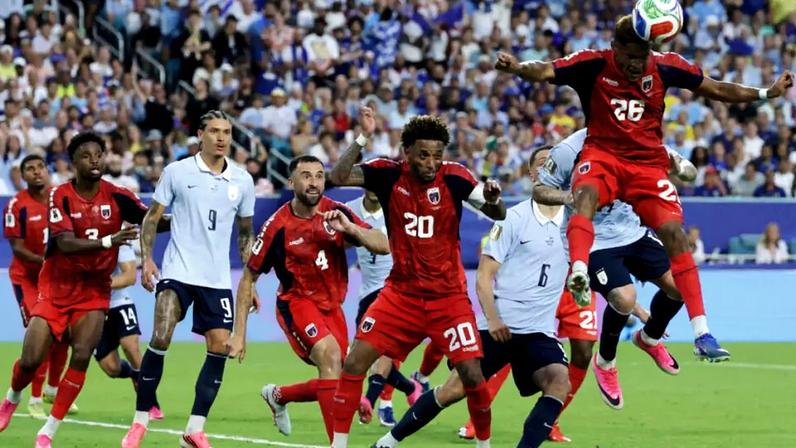 A zaga de Cabo Verde afasta uma jogada ofensiva do Uruguai no jogo disputado neste domingo (21/06) em Miami.