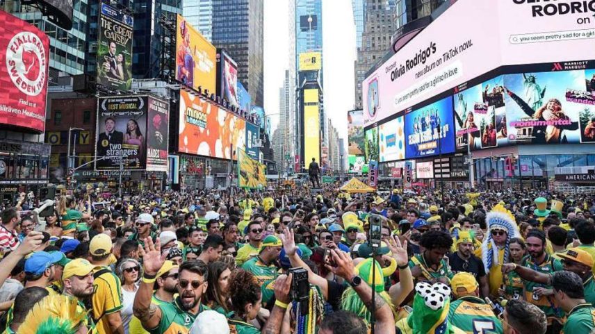 Torcedores brasileiros reunidos na Times Square, em Nova York, antes da estreia da seleção contra Marrocos (1x1), em 13 de junho