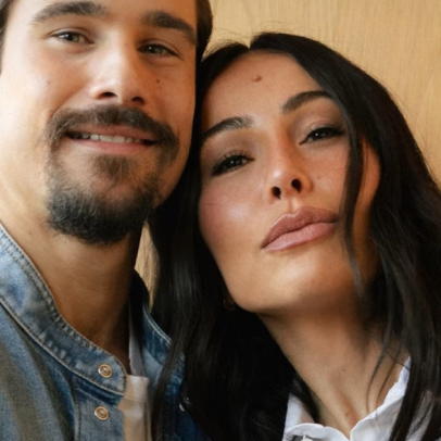 Sabrina Sato revela barriga à mostra em chá revelação com look descomplicado