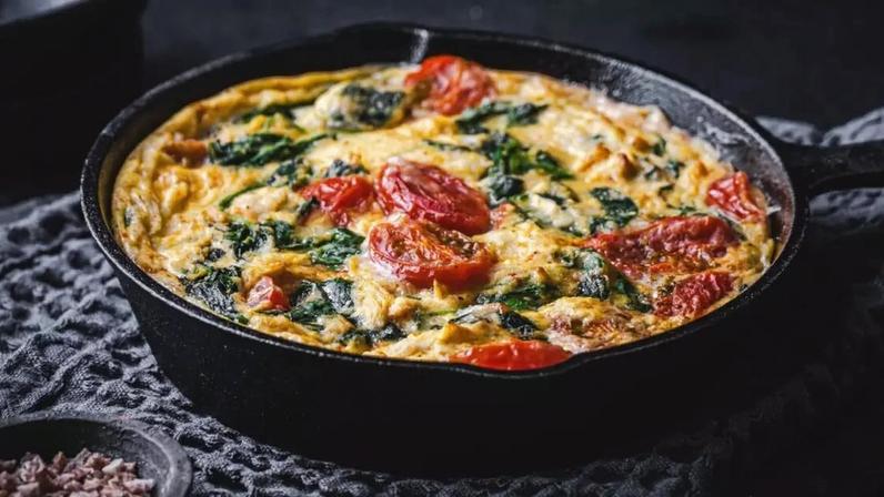 Frittata com ora-pro-nóbis, tomate e espinafre