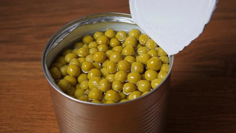 Pesquisas em nutrição e tecnologia de alimentos indicam que algumas medidas simples, como escorrer a salmoura e lavar os legumes em água corrente, podem diminuir a quantidade de sódio que se ingere – depositphotos.com / sergio51143.gmail.com