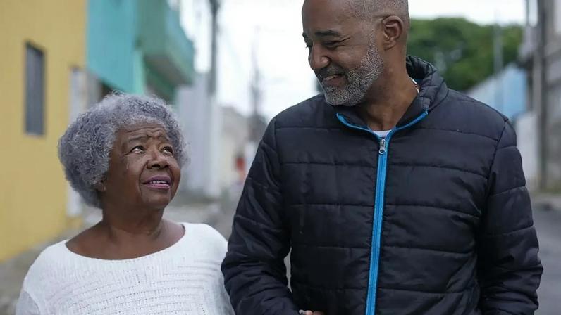 Quando a infância traz a sensação de não ser o favorito, a vida adulta pode refletir em inseguranças, comparações e medo de rejeição. /Reprodução: Globoplay