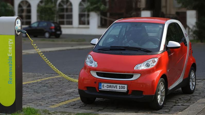Em condições normais, a bateria de um carro elétrico costuma durar entre 8 e 15 anos, dependendo do modelo, da tecnologia utilizada e do padrão de uso – Michael Movchin/Wikimedia Commons