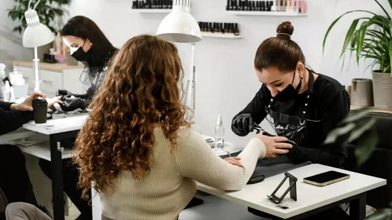 Construir uma carreira sólida no mercado das unhas exige disciplina, atualização e capacidade de adaptação