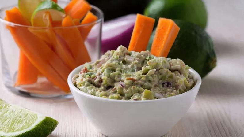 Guacamole com palitos de legumes