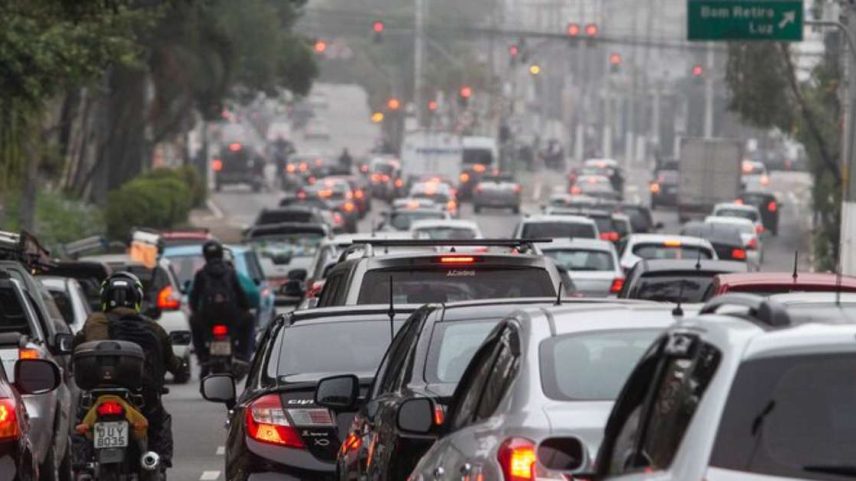 Na foto, movimentação de carros em ruas de São Paulo.