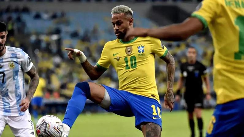 O futebol combina corrida, mudanças de direção e intensidade, fatores que aumentam o gasto energético