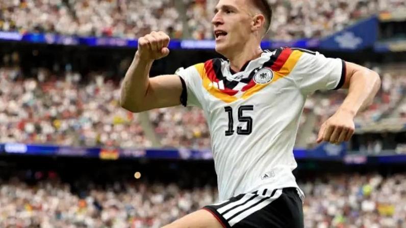 Nico Schlotterbeck em ação pela seleção alemã –
