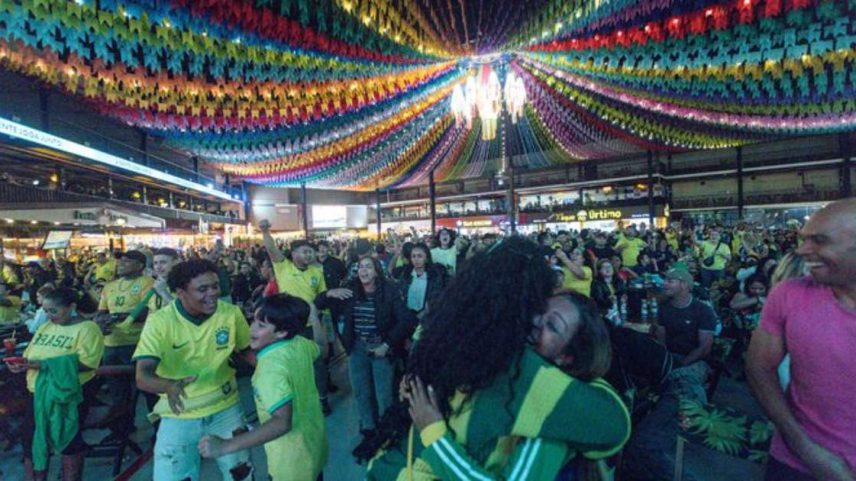 Torcedores celebram o gol da seleção brasileira no Centro de Tradições Nordestinas (CTN), na zona oeste de São Paulo.