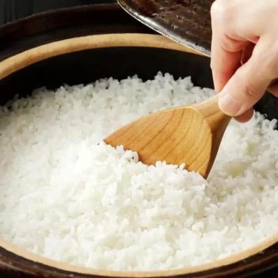 Três truques simples para salvar arroz queimado ou salgado