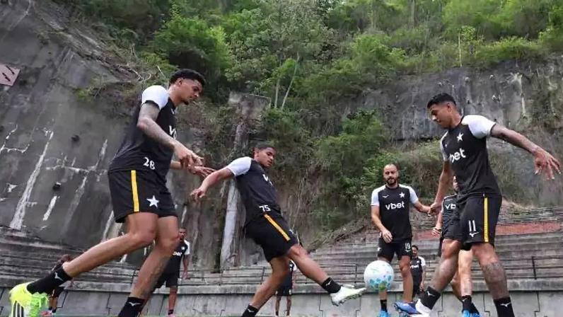 Técnico Franclim Carvalho em treino do Botafogo –