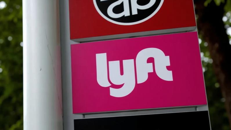 Uma placa indica o ponto de encontro para usuários de aplicativos de transporte Lyft e Uber na Universidade Estadual de San Diego, em San Diego, Califórnia, em 13 de maio de 2020.