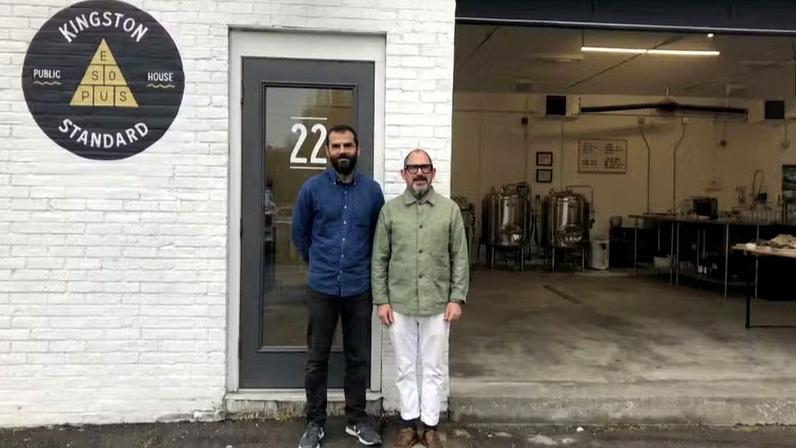 Tait Simpson e Matt Owens transformaram uma antiga oficina mecânica em uma cervejaria artesanal que hoje fatura mais de R$ 2,5 milhões por ano nos Estados Unidos