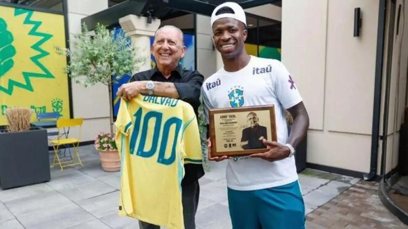 Galvão Bueno e Vinícius Júnior trocaram homenagens após narrador relatar seu 100º gol da seleção brasileira em Copas do Mundo.