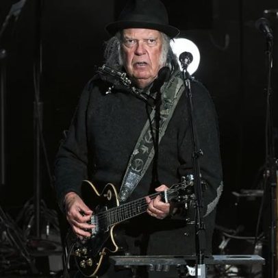 Neil Young lança filme-concerto inédito grátis para assistir