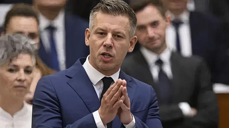 Parlamento húngaro bloqueia retorno de Orbán, limitando mandato a oito anos
