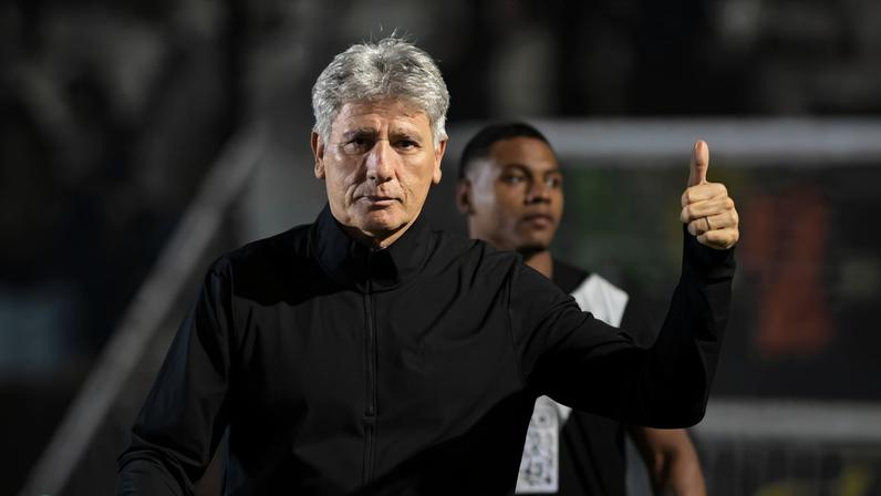 Renato Gaúcho faz sinal de positivo durante jogo em São Januário — Foto: André Durão