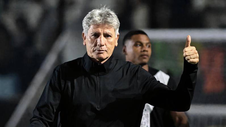 Renato Gaúcho faz sinal de positivo durante jogo em São Januário — Foto: André Durão