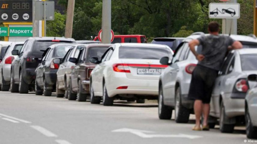 Filas nos postos de gasolina se tornaram uma constante no cotidiano da península