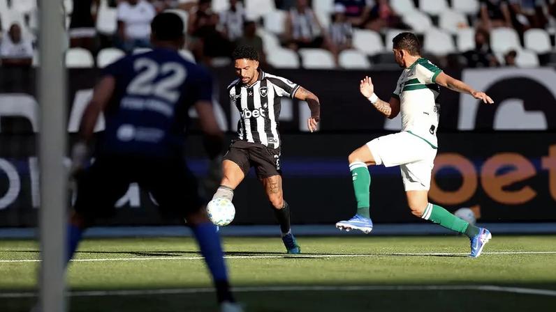 Vitinho durante o empate do Botafogo com o Coritiba