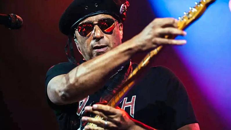 Tom Morello tocando guitarra