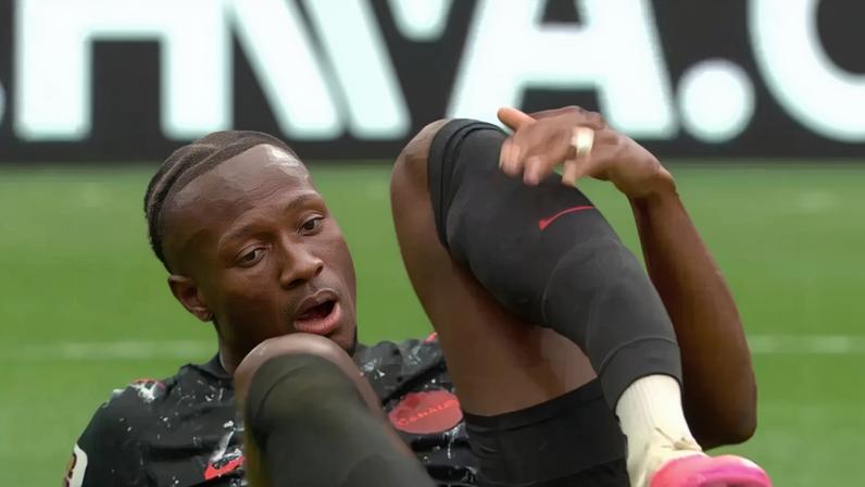 Ismael Kone acena para o público ao deixar o campo após quebrar a perna esquerda durante a partida contra o Catar –