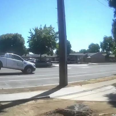 Canal exibe carros passando por lombadas em alta velocidade