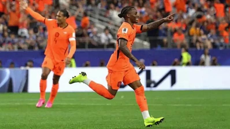 Foto: Reprodução / Ons Oranje - Legenda: Holanda segue sem derrotas em Copa após 14 partidas / Jogada10