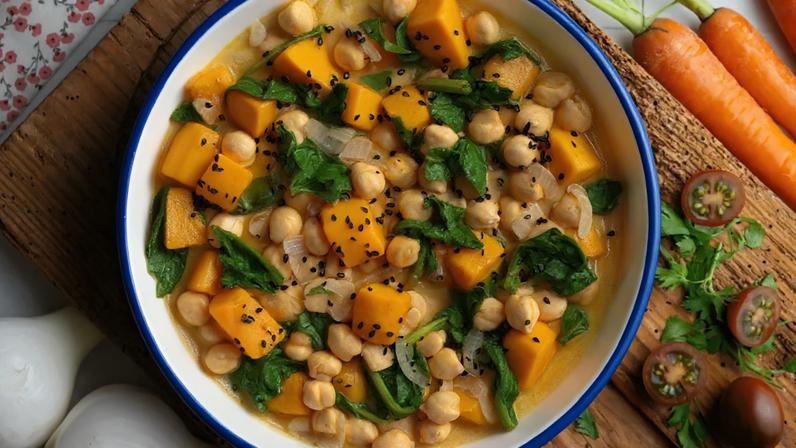 Sopa de grão-de-bico com abóbora e espinafre