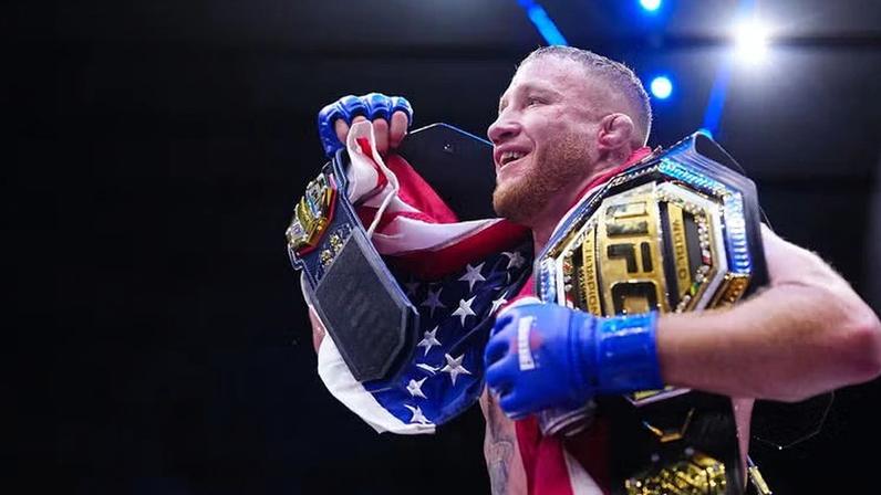Justin Gaethje comemora a conquista do cinturão linear peso-leve após a vitória sobre Ilia Topuria na luta principal do UFC Freedom 250, em 14 de junho de 2026. (Foto por Chris Unger/Zuffa LLC)