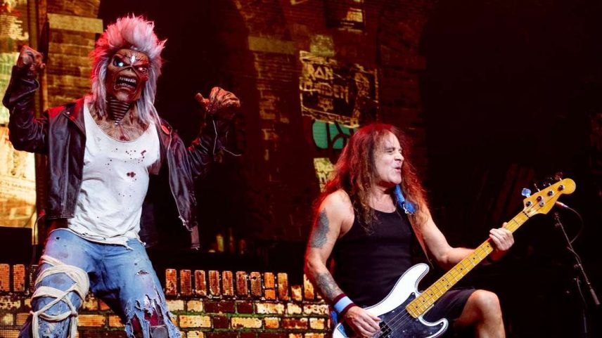Steve Harris e o mascote Eddie durante show do Iron Maiden em 2025
