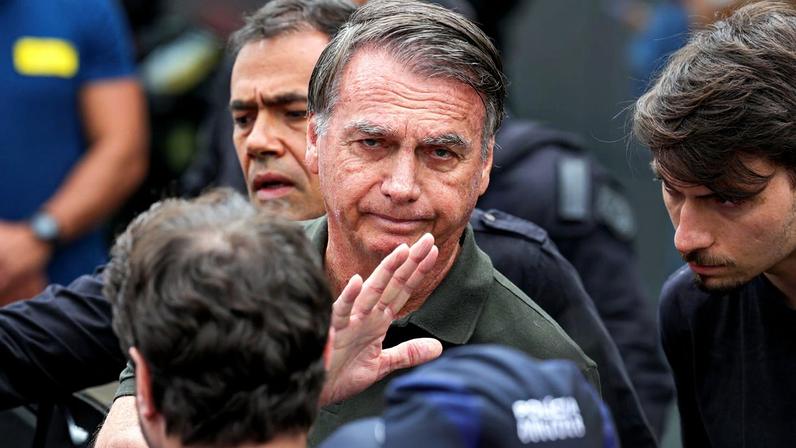 Brasília (DF) 14/09/2025 O ex-presidente Jair Bolsonaro, acompanhado de seu filho, Jair Renan, deixa hospital sob forte esquema de segurança, após passar por procedimentos. Foto: Fabio Rodrigues-Pozzebom/ Agência Brasil