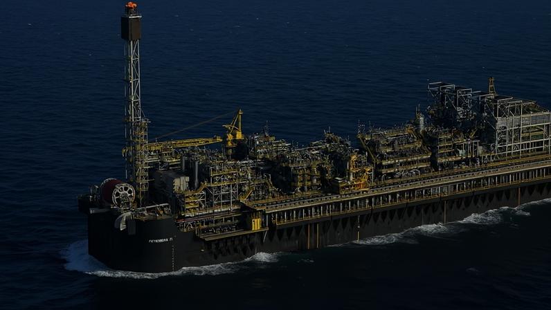 Plataforma de petróleo no litoral fluminense — Foto: Leo Pinheiro/Valor