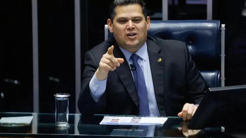 Davi Alcolumbre, presidente do Congresso, anunciou adiamento da sessão para a análise de vetos de Lula