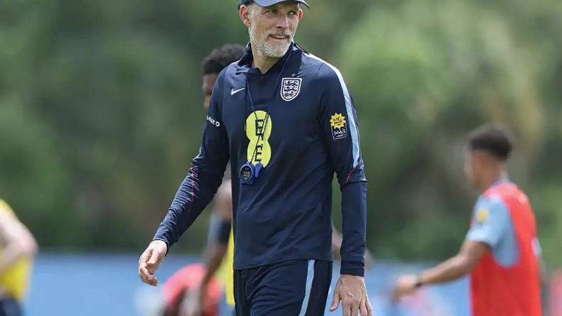 Jogadores da Inglaterra recebem orientação de Tuchel em treino –