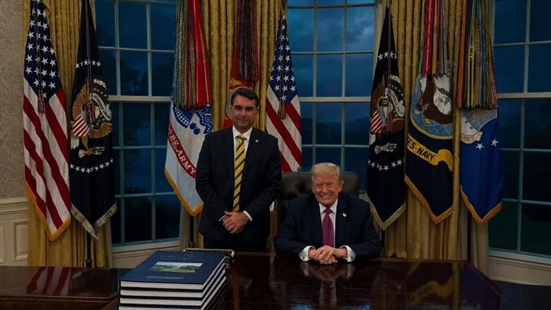 Flávio Bolsonaro se encontrou com Trump na Casa Branca na terça-feira (27/5)