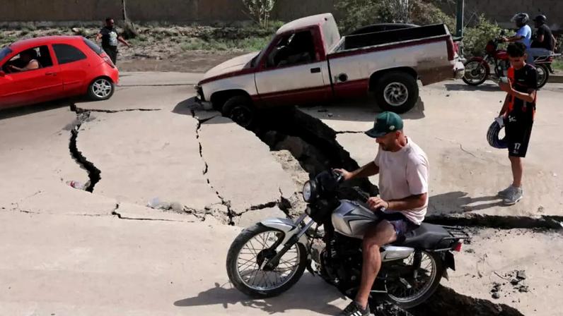 Estrada danificada após terremotos atingirem La Guaira, na Venezuela, em 25 de junho de 2026.