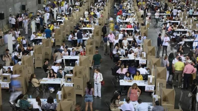 Colombianos residentes na Espanha votam no segundo turno da eleição presidencial da Colômbia, no pavilhão da Casa de Campo, em Madri, em 21 de junho de 2026.