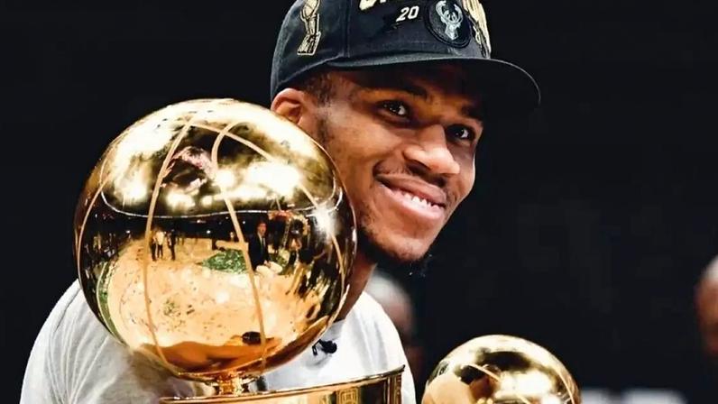 Giannis Antetokounmpo com os troféus de 2021