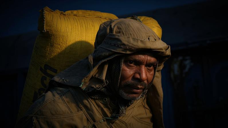 Ram Chandra, funcionário ferroviário, afirma que o calor deste verão é o pior que enfrentou em anos de trabalho.