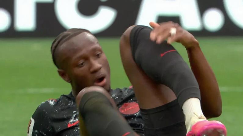 Ismaël Koné sofreu fratura na perna esquerda durante a goleada do Canadá sobre o Catar nesta quinta-feira (18) –