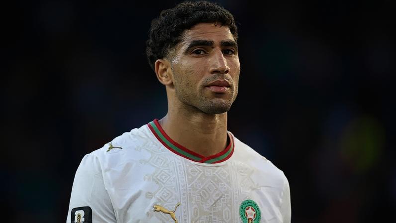 Achraf Hakimi viveu uma noite marcada pela pressão fora das quatro linhas. Principal nome da seleção de Marrocos, o lateral foi alvo de vaias durante a vitória por 1 a 0 sobre a Escócia, nesta sexta-feira (19), pela segunda rodada do Grupo C da Copa do Mundo de 2026.