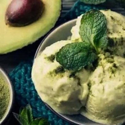 Sorvete de abacate com leite em pó fica cremoso com poucos ingredientes