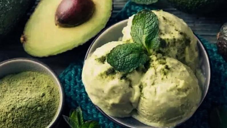 Sorvete de abacate com leite em pó fica cremoso com poucos ingredientes