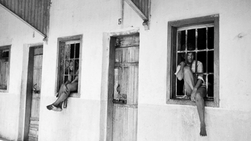Internos de Barbacena posam nas grades das janelas, para as lentes do fotógrafo Luiz Alfredo, no ensaio fotográfico que revelou ao mundo os horrores do manicômio, em 1961. Apesar do importante simbolismo do fechamento definitivo do lugar onde morreram mais de 60 mil pessoas, ainda há centenas de instituições manicomiais com dinâmicas parecidas em funcionamento no Brasil.
