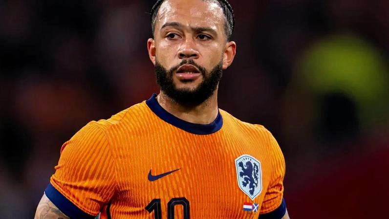 Depay experimentou bebida alcóolica quando criança, tem animal exótico e corpo cheio de tatuagens.