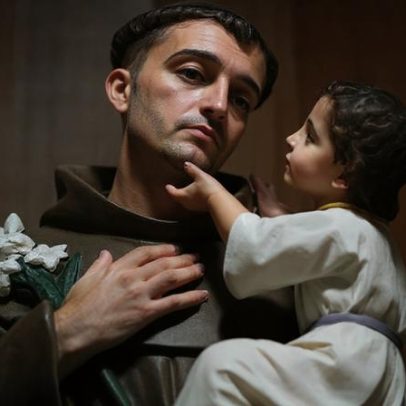 Origem de Santo Antônio como santo casamenteiro é discutida além das simpatias