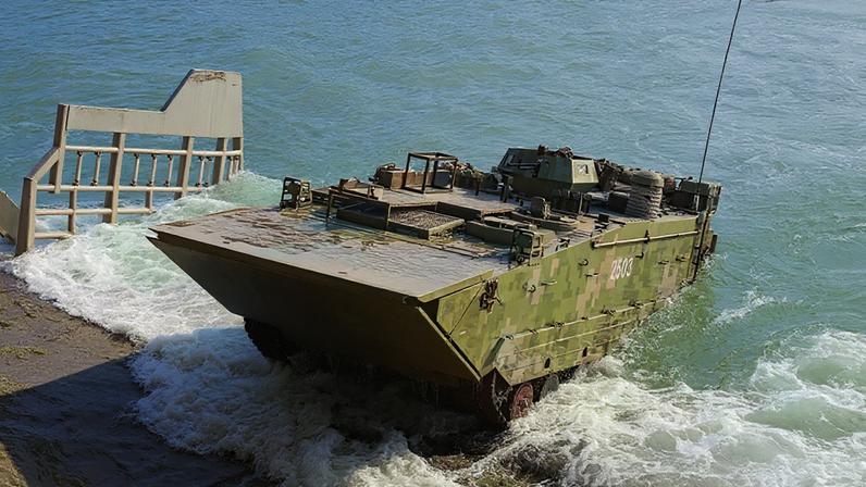 O novo colosso militar da China não é nem um navio nem um veículo todo-terreno; é um tanque-barco imparável