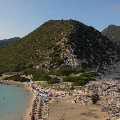 Praia italiana proíbe guarda-sóis, gerando polêmica entre visitantes